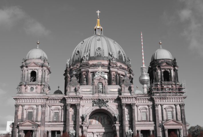 Berlin – eScooter-Tour Historische Stadtführung: Entdecke das Nikolaiviertel und den Gendarmenmarkt!