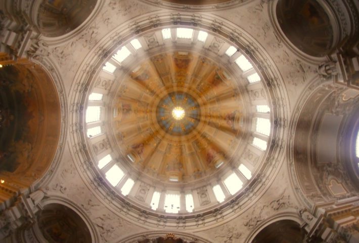 Berlin – eScooter-Tour Historische Stadtführung: Entdecke das Nikolaiviertel und den Gendarmenmarkt!