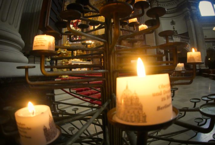 Berlin – eScooter-Tour Historische Stadtführung: Entdecke das Nikolaiviertel und den Gendarmenmarkt!