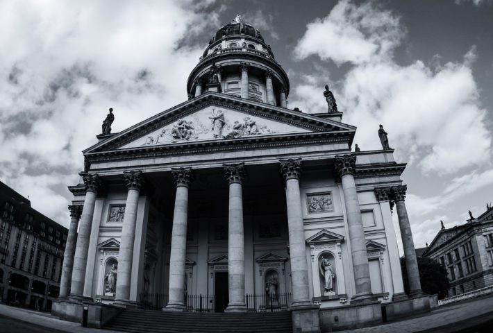Berlin – eScooter-Tour Historische Stadtführung: Entdecke das Nikolaiviertel und den Gendarmenmarkt!