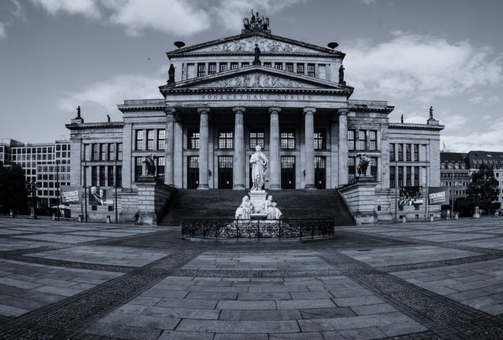 Berlin – eScooter-Tour Historische Stadtführung: Entdecke das Nikolaiviertel und den Gendarmenmarkt!
