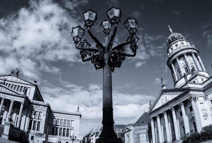 Berlin – eScooter-Tour Historische Stadtführung: Entdecke das Nikolaiviertel und den Gendarmenmarkt!
